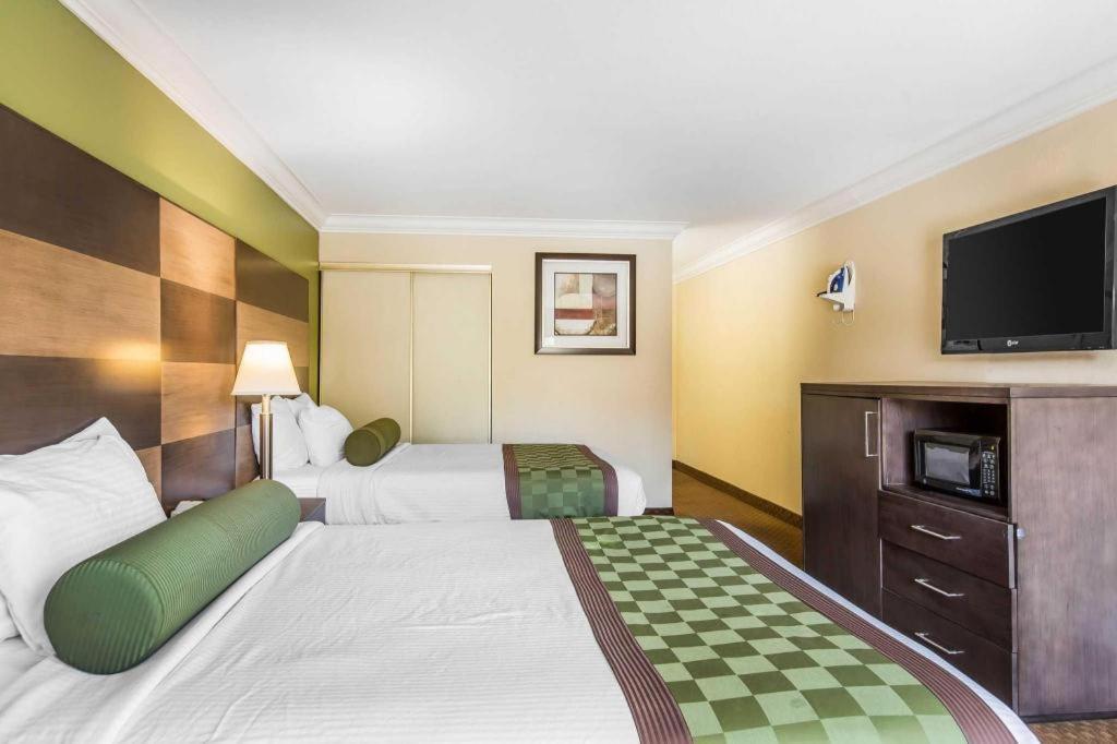 Rodeway Inn & Suites Canyon Lake-Menifee West Bagian luar foto