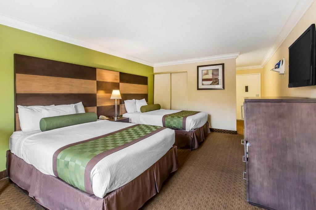 Rodeway Inn & Suites Canyon Lake-Menifee West Bagian luar foto