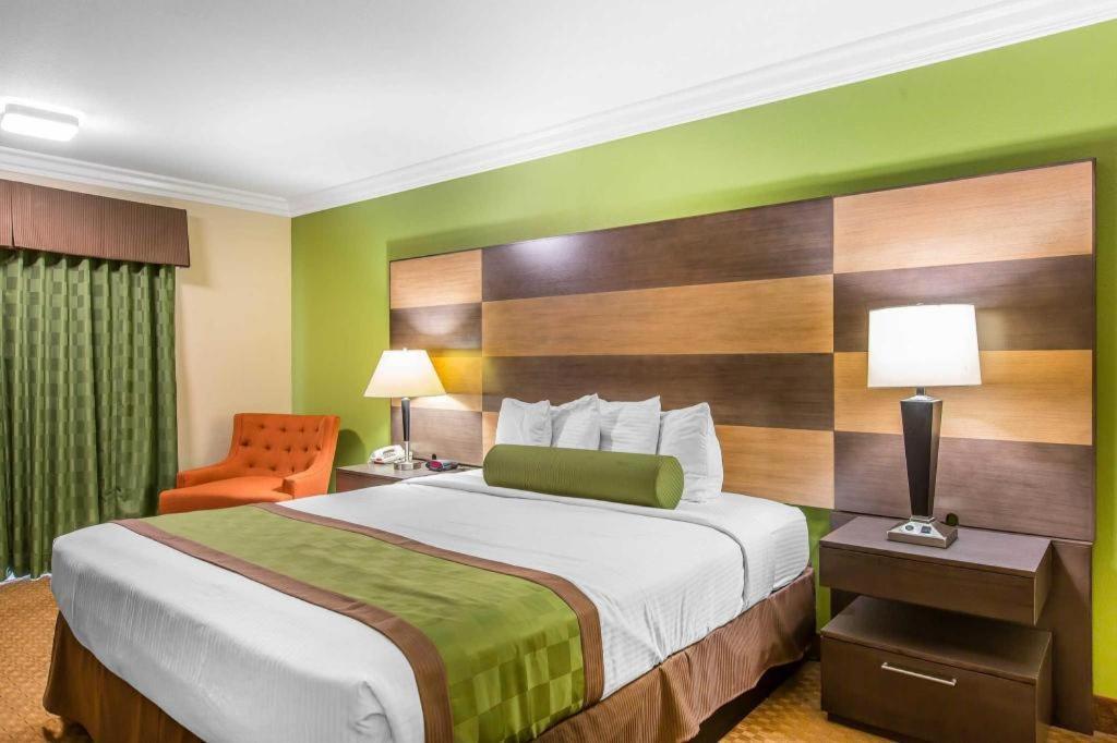 Rodeway Inn & Suites Canyon Lake-Menifee West Bagian luar foto