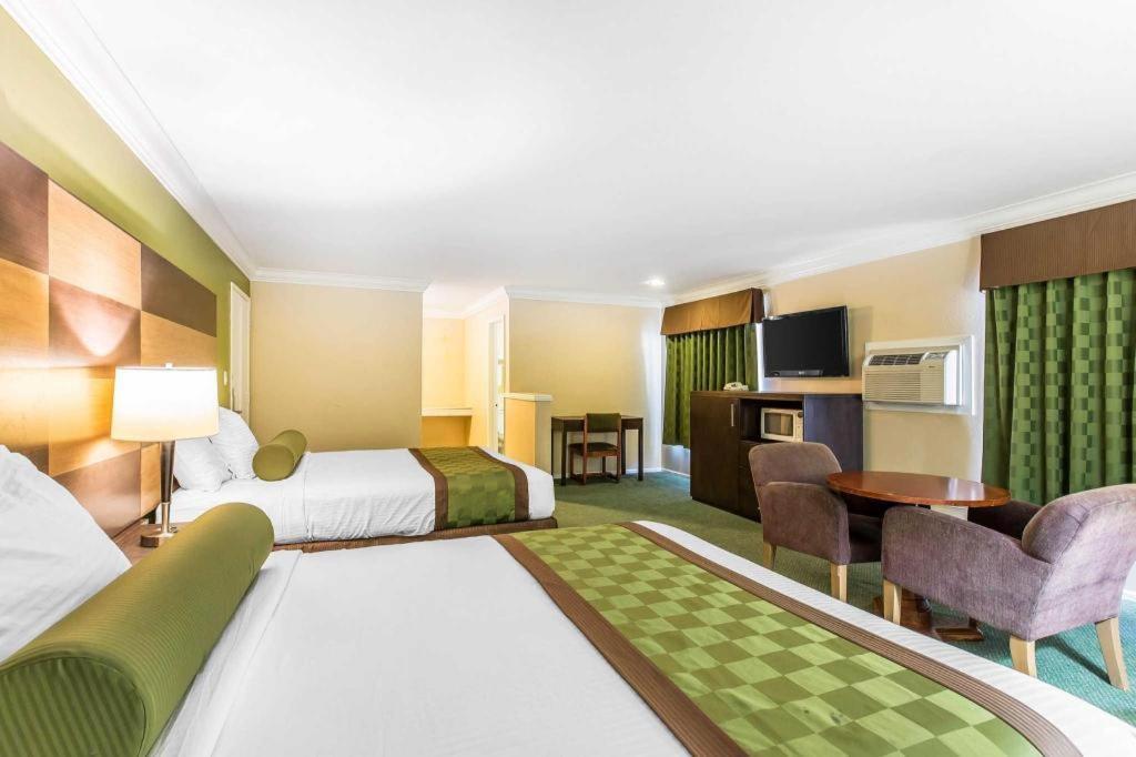 Rodeway Inn & Suites Canyon Lake-Menifee West Bagian luar foto
