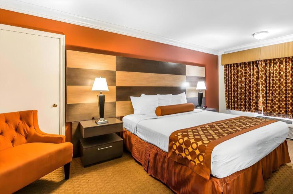 Rodeway Inn & Suites Canyon Lake-Menifee West Bagian luar foto