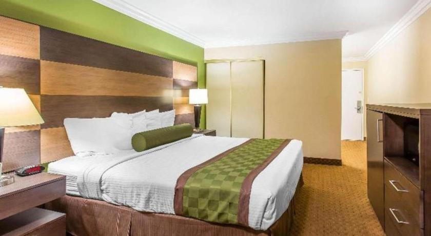 Rodeway Inn & Suites Canyon Lake-Menifee West Bagian luar foto