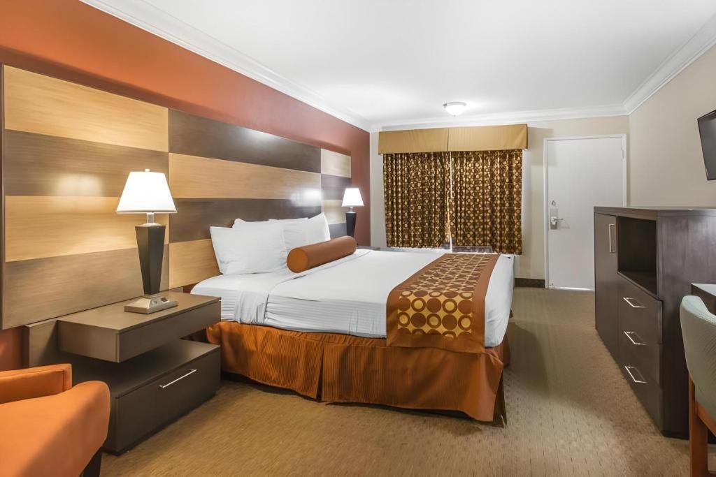 Rodeway Inn & Suites Canyon Lake-Menifee West Bagian luar foto