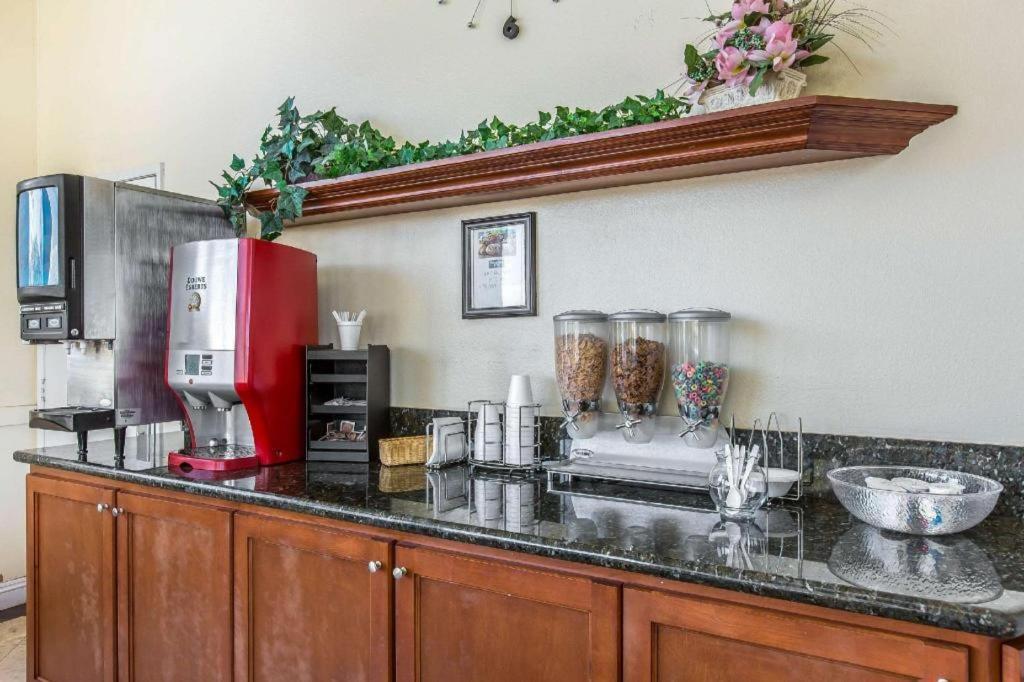 Rodeway Inn & Suites Canyon Lake-Menifee West Bagian luar foto